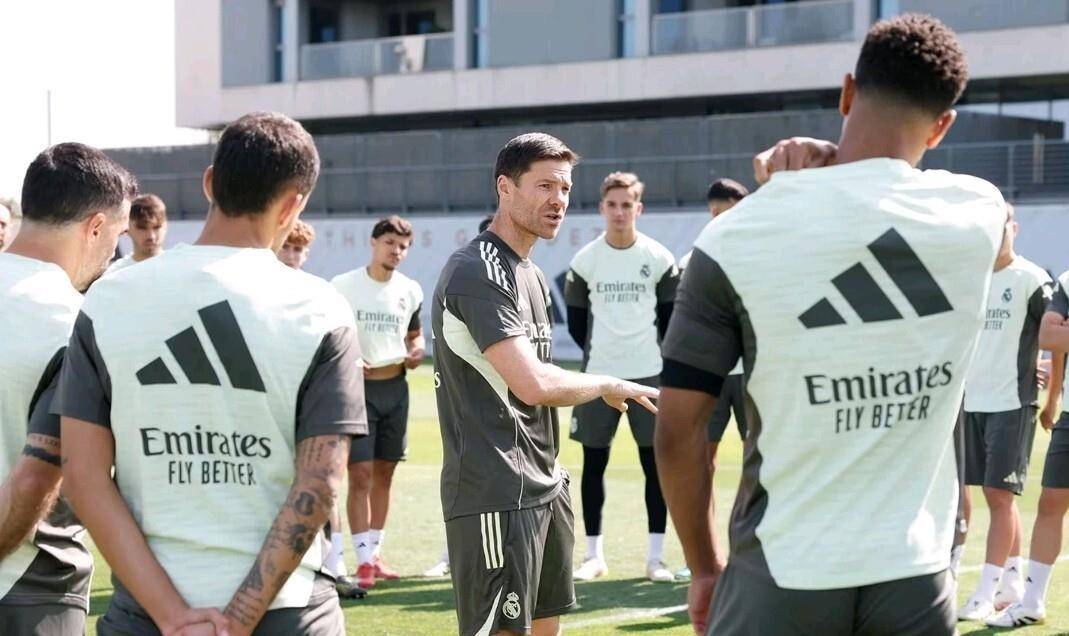 西甲乱了，巴萨4-0登顶，皇马2-2丢分，前四乱战仅差4分，冠军悬念回来了